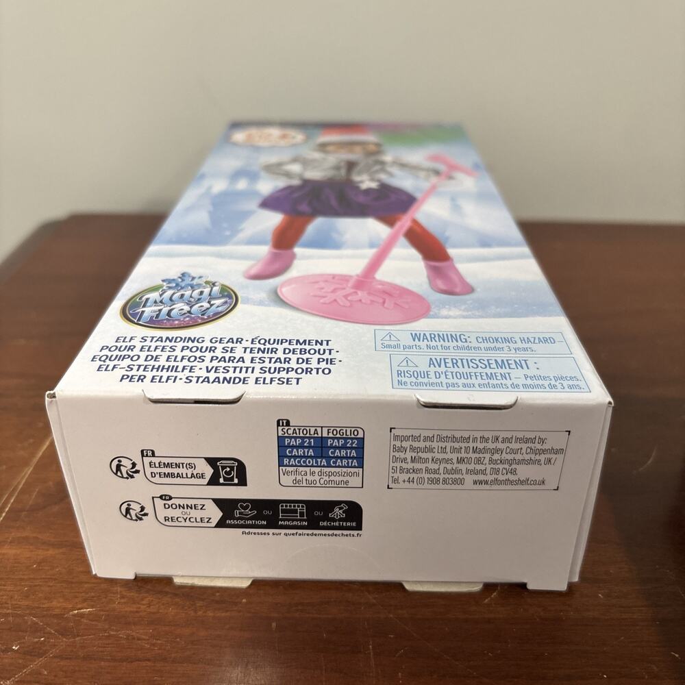The Elf on the Shelf - MagiFreez: Pop Star Set (Scout Elf Not Included) Stand - Picture 5 of 6